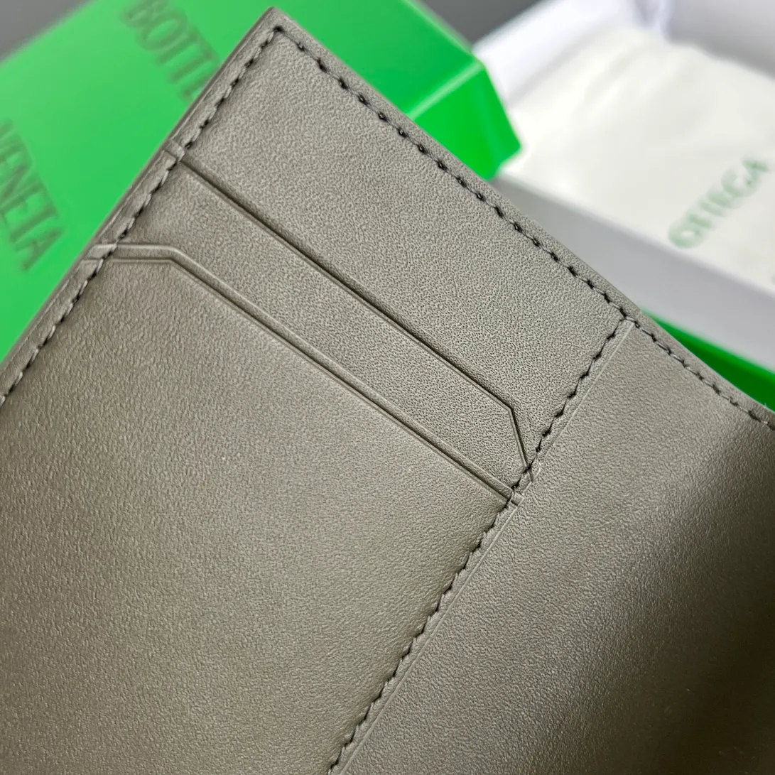 B’s new small woven passport holder [let me see]. 817398 The classic fine weave returns✅, made of cowhide, very soft to the touch and durable. In addition to your passport, you can also put your cards, ID and a small amount of cash. Small and exquisite, super suitable for travel. Weaving is the eternal classic of this brand, size: 13.3x9.5, P600